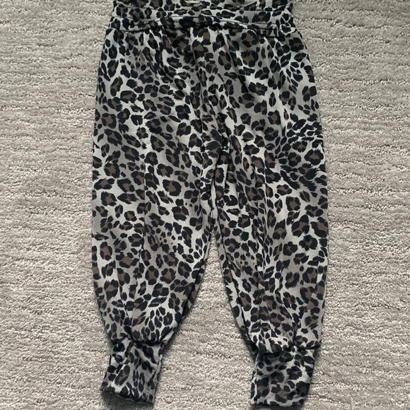 Toddler gray leopard print joggers, size 4 NWT - Picture 2 of 4
